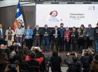 Presidente entrega reconocimiento a presidente de la Confederación FENATS Unitaria en 37° aniversario de la CUT