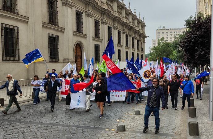 Organizaciones de la Mesa del Sector Público entregan petitorio clave en La Moneda