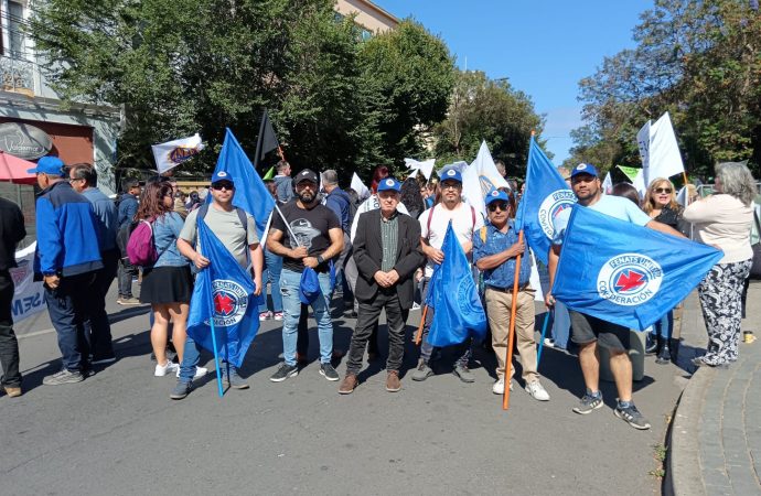 FENATS Unitaria propone celeridad en proyecto de reajuste en banderazo frente al Congreso en Valparaíso